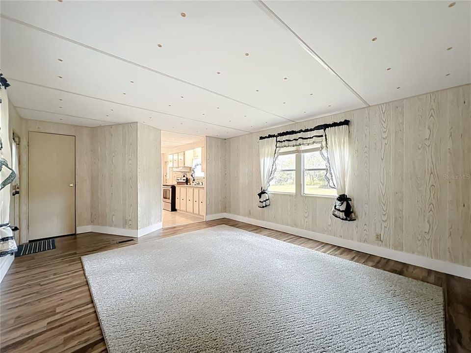 For Sale: $159,900 (2 beds, 1 baths, 840 Square Feet)