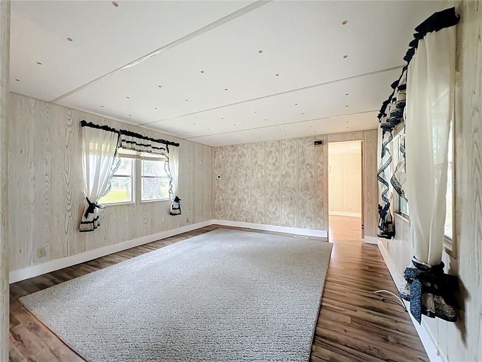 For Sale: $159,900 (2 beds, 1 baths, 840 Square Feet)