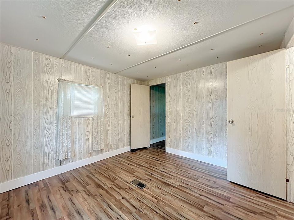 For Sale: $159,900 (2 beds, 1 baths, 840 Square Feet)