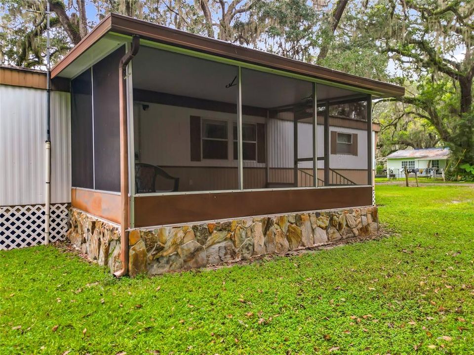 For Sale: $159,900 (2 beds, 1 baths, 840 Square Feet)