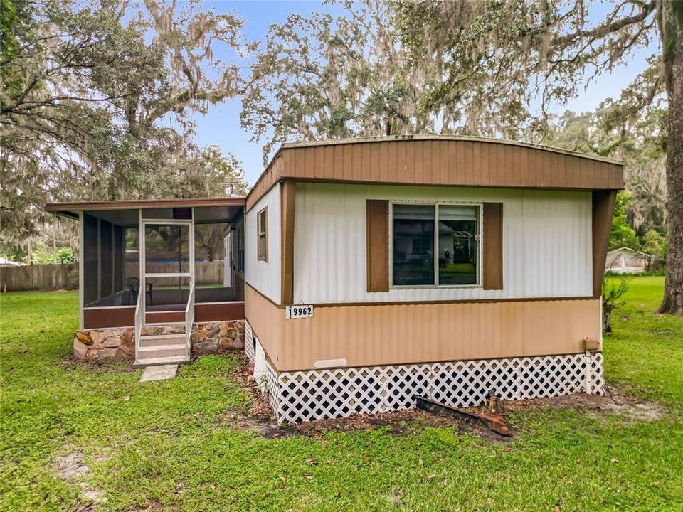 For Sale: $159,900 (2 beds, 1 baths, 840 Square Feet)