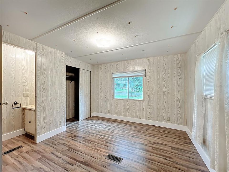 For Sale: $159,900 (2 beds, 1 baths, 840 Square Feet)