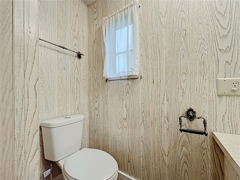 For Sale: $159,900 (2 beds, 1 baths, 840 Square Feet)