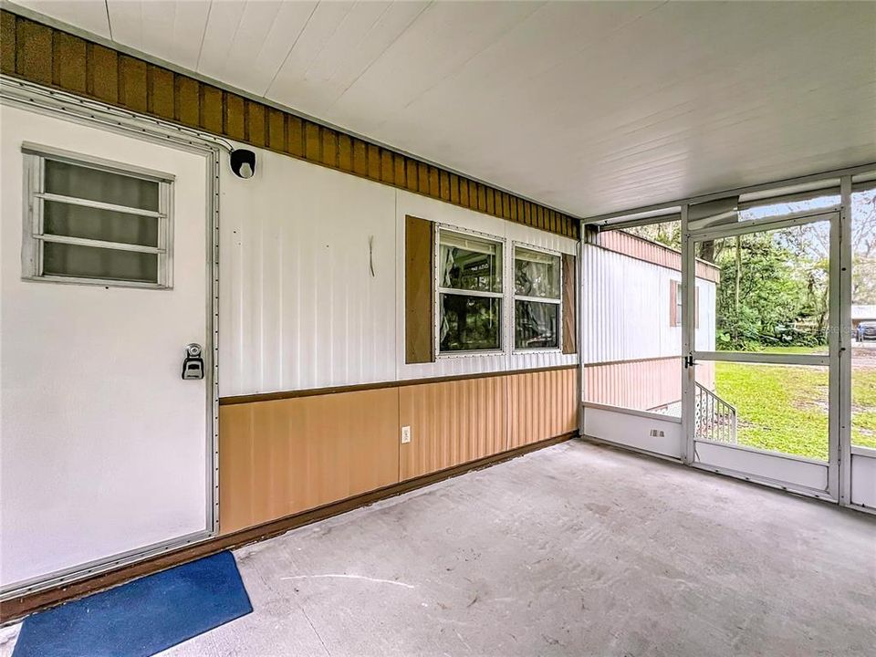 For Sale: $159,900 (2 beds, 1 baths, 840 Square Feet)