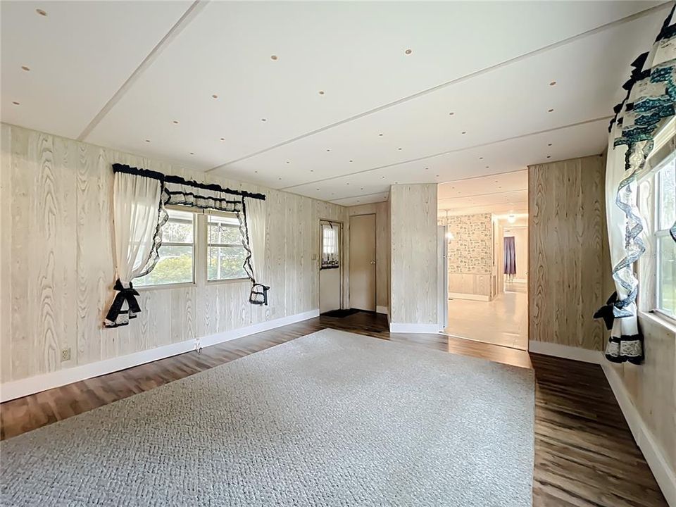 For Sale: $159,900 (2 beds, 1 baths, 840 Square Feet)