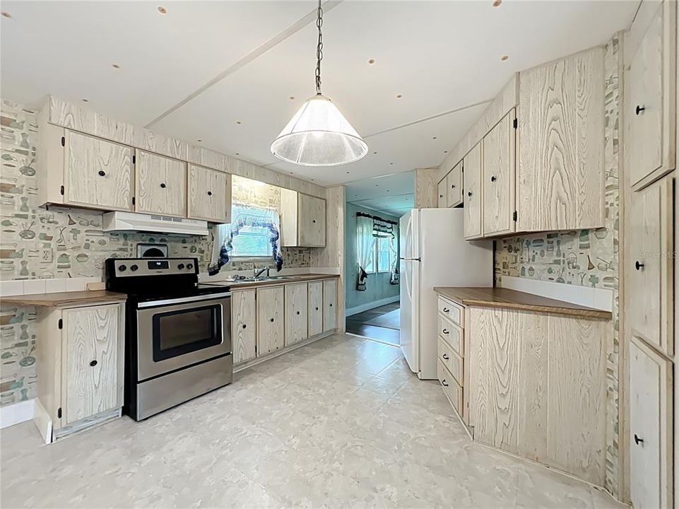 For Sale: $159,900 (2 beds, 1 baths, 840 Square Feet)