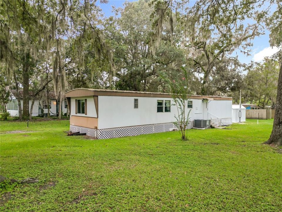 For Sale: $159,900 (2 beds, 1 baths, 840 Square Feet)