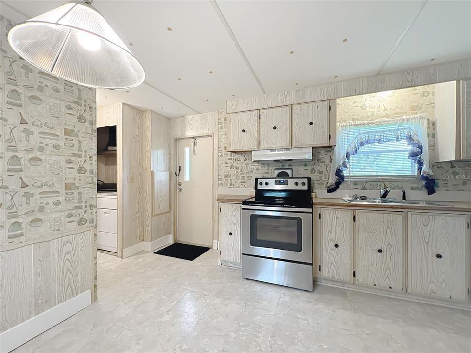 For Sale: $159,900 (2 beds, 1 baths, 840 Square Feet)