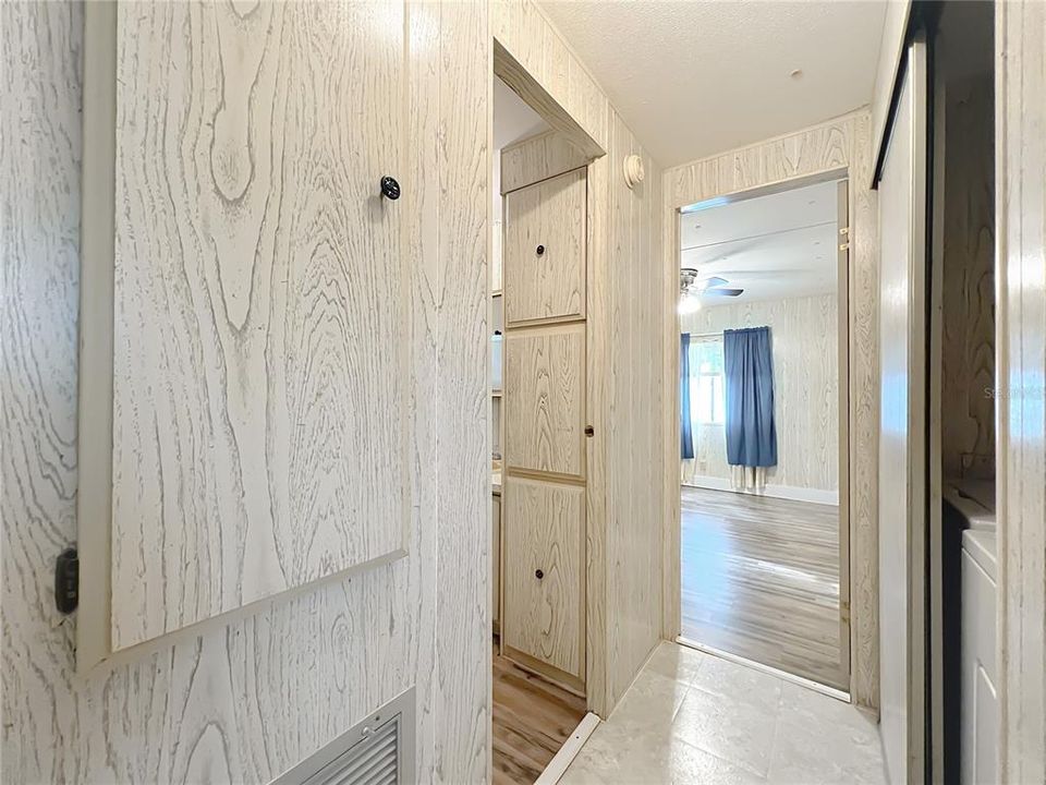 For Sale: $159,900 (2 beds, 1 baths, 840 Square Feet)