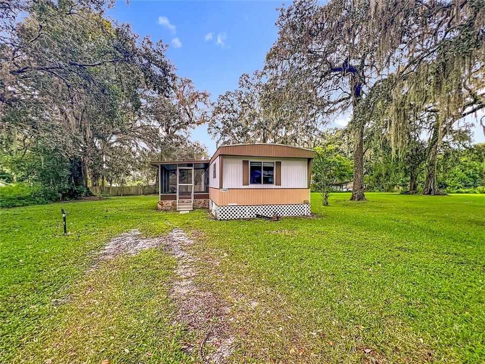 For Sale: $159,900 (2 beds, 1 baths, 840 Square Feet)