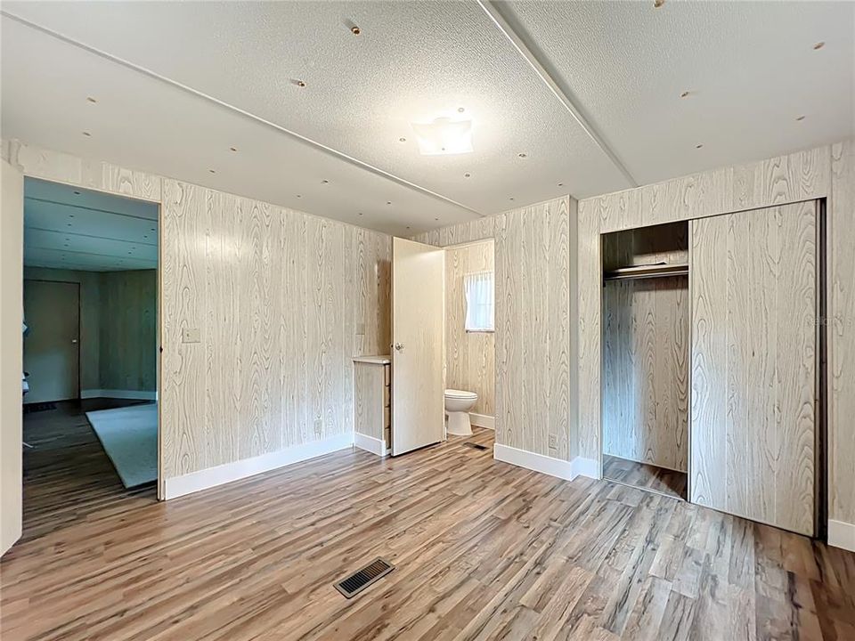 For Sale: $159,900 (2 beds, 1 baths, 840 Square Feet)