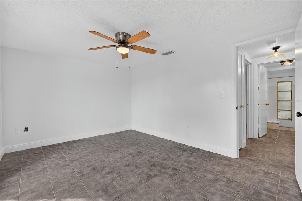 Active With Contract: $199,900 (3 beds, 2 baths, 1284 Square Feet)