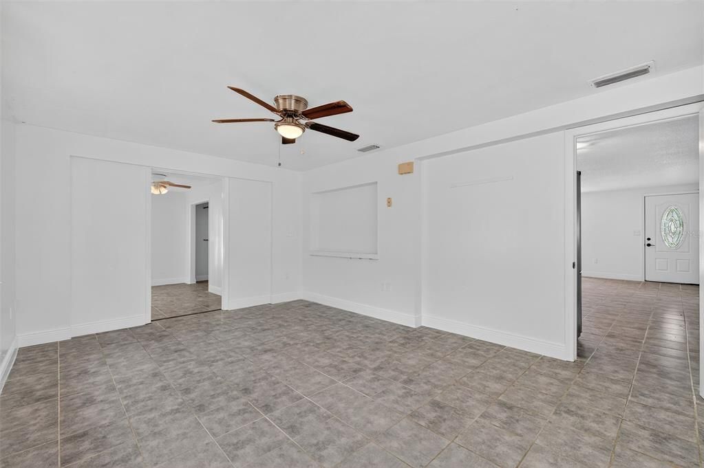 Active With Contract: $199,900 (3 beds, 2 baths, 1284 Square Feet)