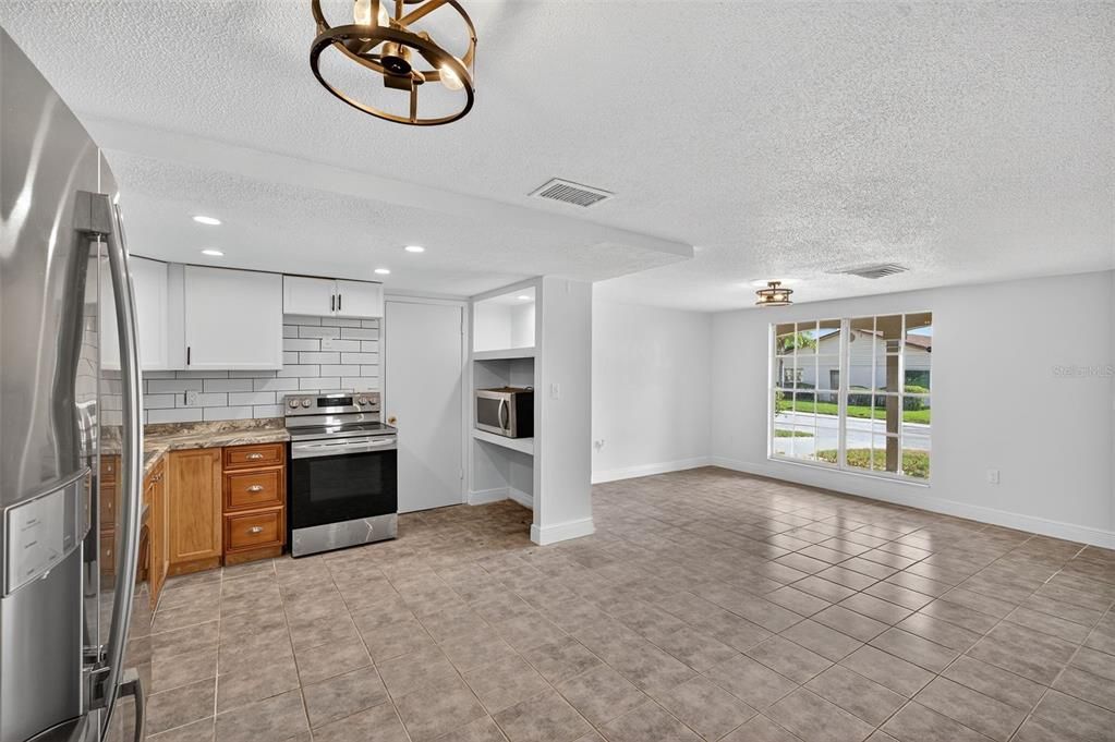 Active With Contract: $199,900 (3 beds, 2 baths, 1284 Square Feet)