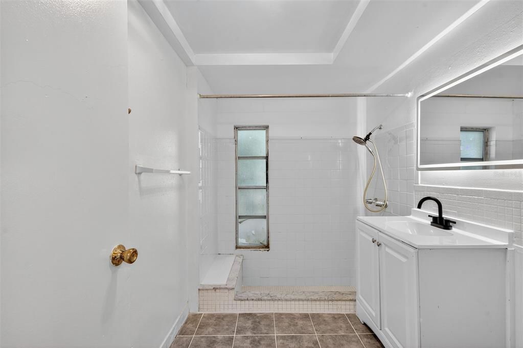 Active With Contract: $199,900 (3 beds, 2 baths, 1284 Square Feet)