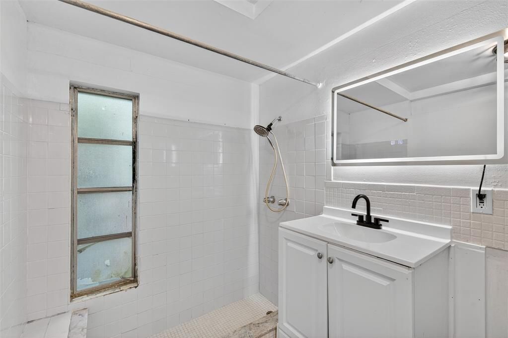 Active With Contract: $199,900 (3 beds, 2 baths, 1284 Square Feet)