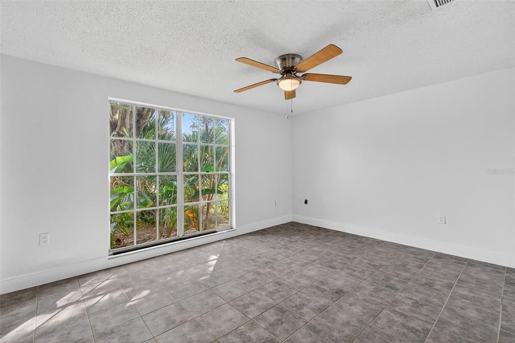 Active With Contract: $199,900 (3 beds, 2 baths, 1284 Square Feet)