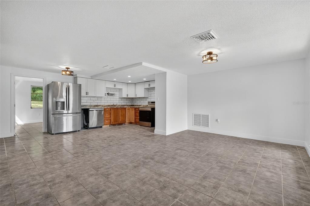 Active With Contract: $199,900 (3 beds, 2 baths, 1284 Square Feet)