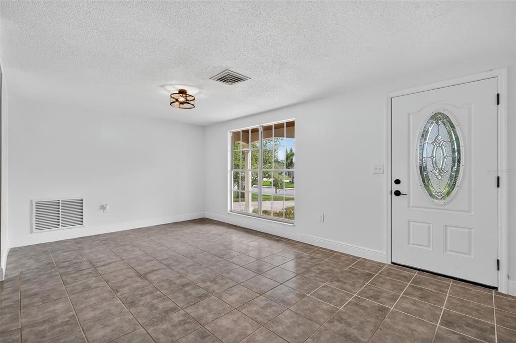 Active With Contract: $199,900 (3 beds, 2 baths, 1284 Square Feet)