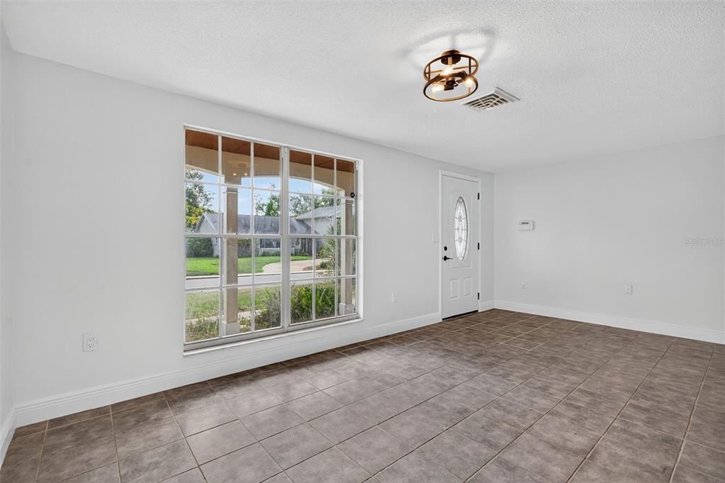 Active With Contract: $199,900 (3 beds, 2 baths, 1284 Square Feet)