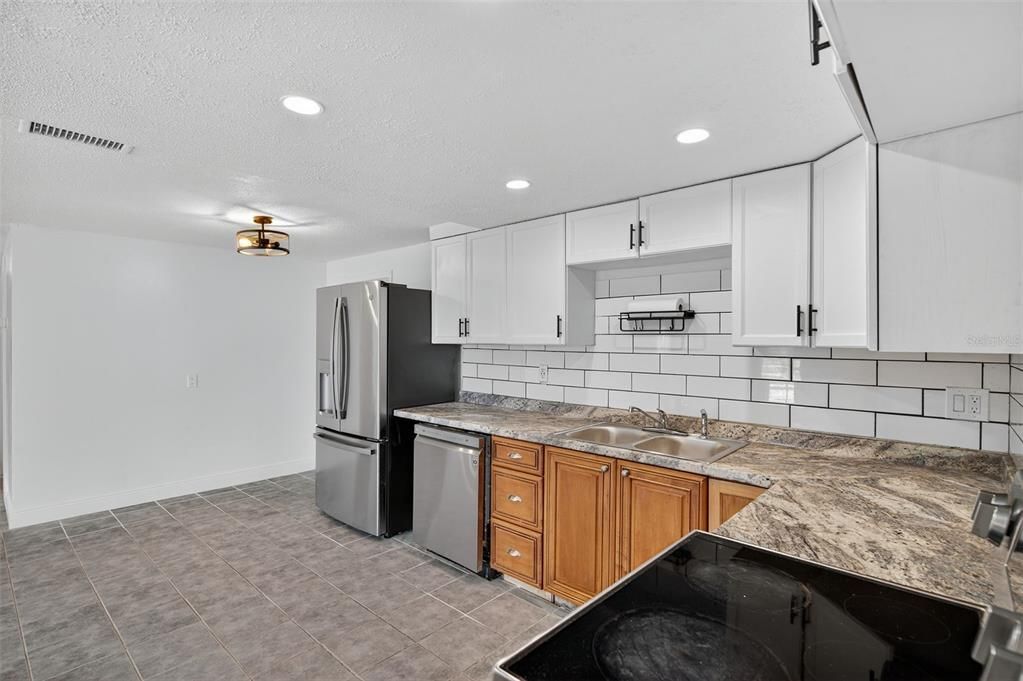 Active With Contract: $199,900 (3 beds, 2 baths, 1284 Square Feet)