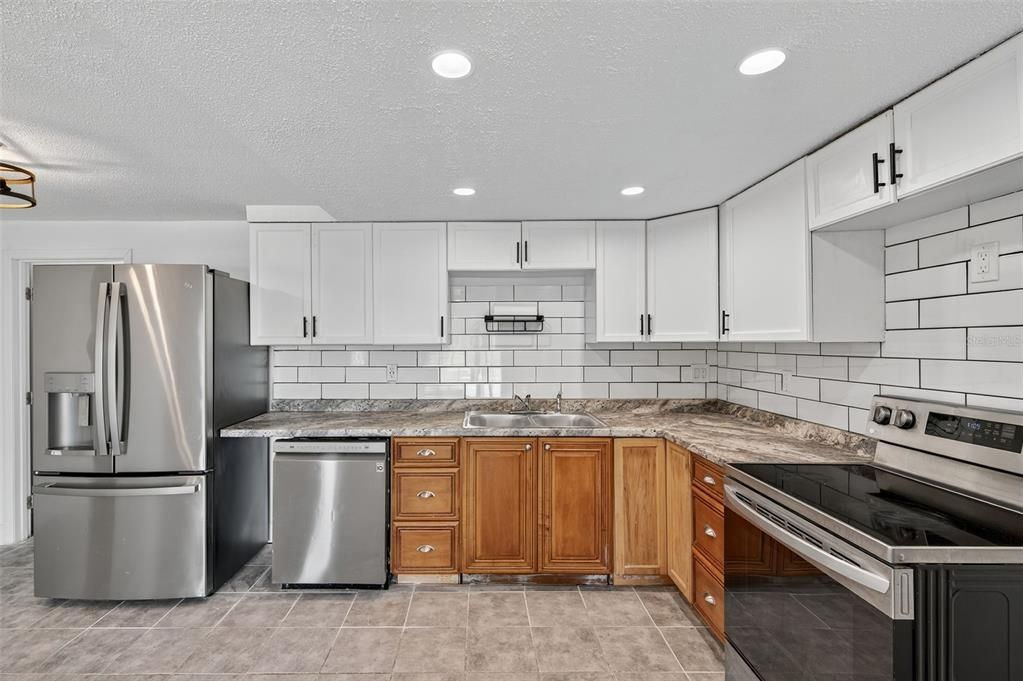 Active With Contract: $199,900 (3 beds, 2 baths, 1284 Square Feet)