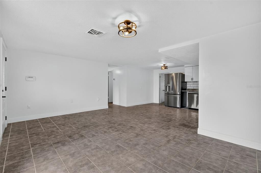 Active With Contract: $199,900 (3 beds, 2 baths, 1284 Square Feet)