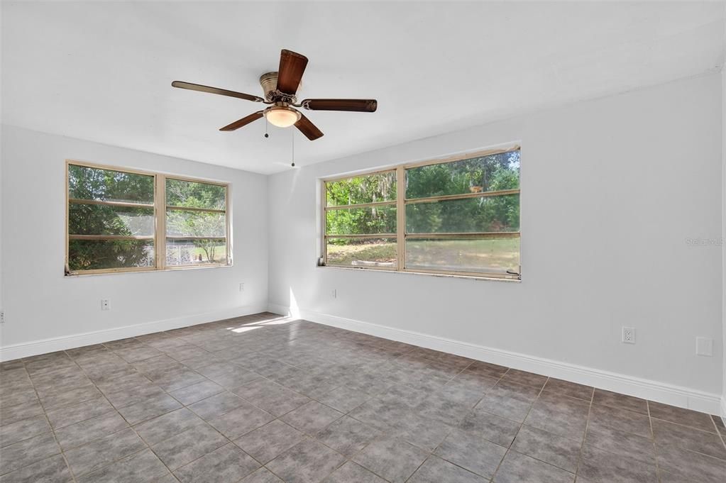 Active With Contract: $199,900 (3 beds, 2 baths, 1284 Square Feet)