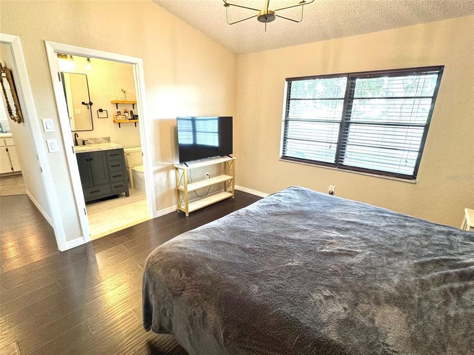 For Sale: $320,000 (3 beds, 2 baths, 1252 Square Feet)