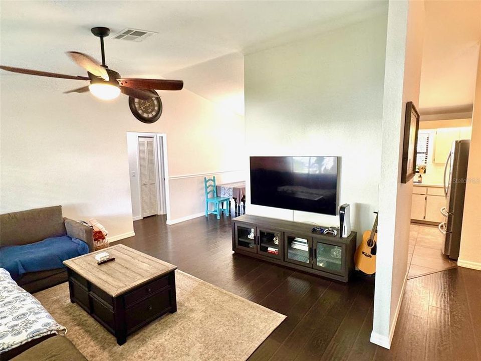 For Sale: $320,000 (3 beds, 2 baths, 1252 Square Feet)