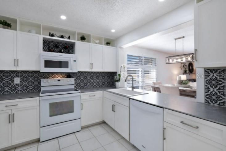 For Sale: $339,900 (2 beds, 2 baths, 1168 Square Feet)
