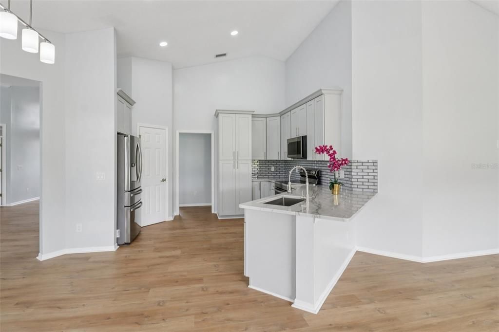 На продажу: $824,900 (4 спален, 3 ванн, 2642 Квадратных фут)