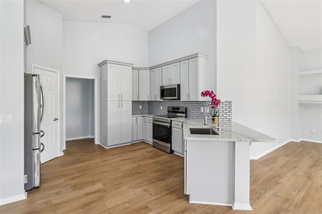 На продажу: $824,900 (4 спален, 3 ванн, 2642 Квадратных фут)