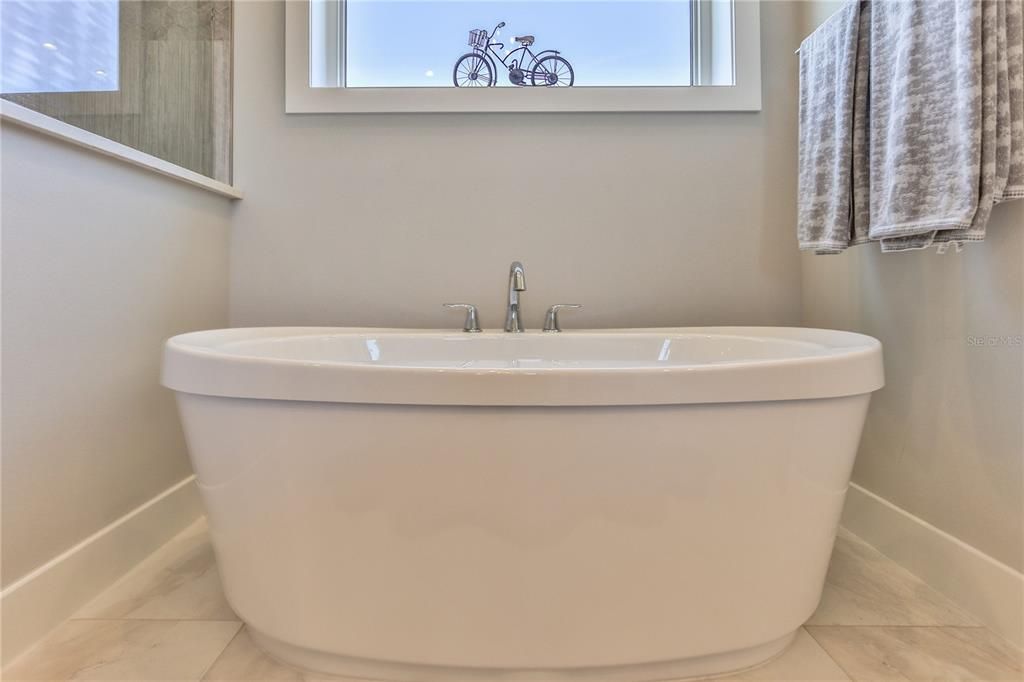 Activo con contrato: $1,499,000 (3 camas, 4 baños, 3478 Pies cuadrados)