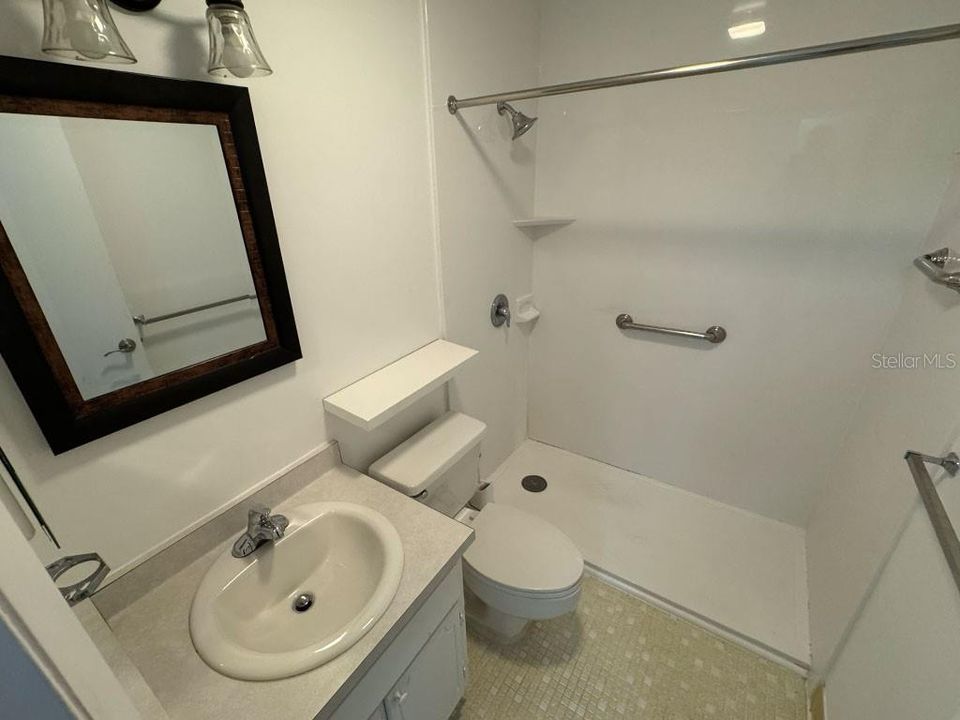 待售: $130,000 (2 贝兹, 1 浴室, 952 平方英尺)