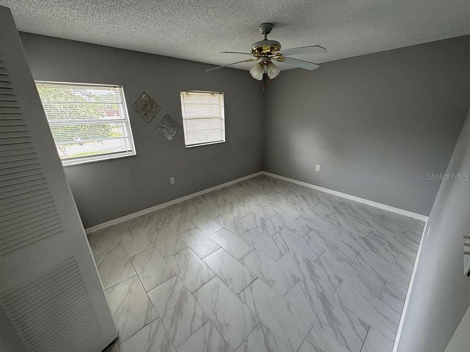 待售: $130,000 (2 贝兹, 1 浴室, 952 平方英尺)