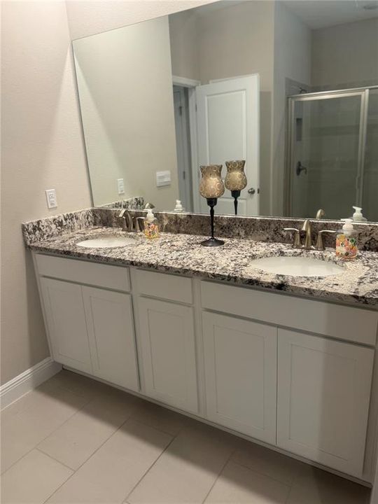 For Rent: $3,250 (4 beds, 2 baths, 2035 Square Feet)