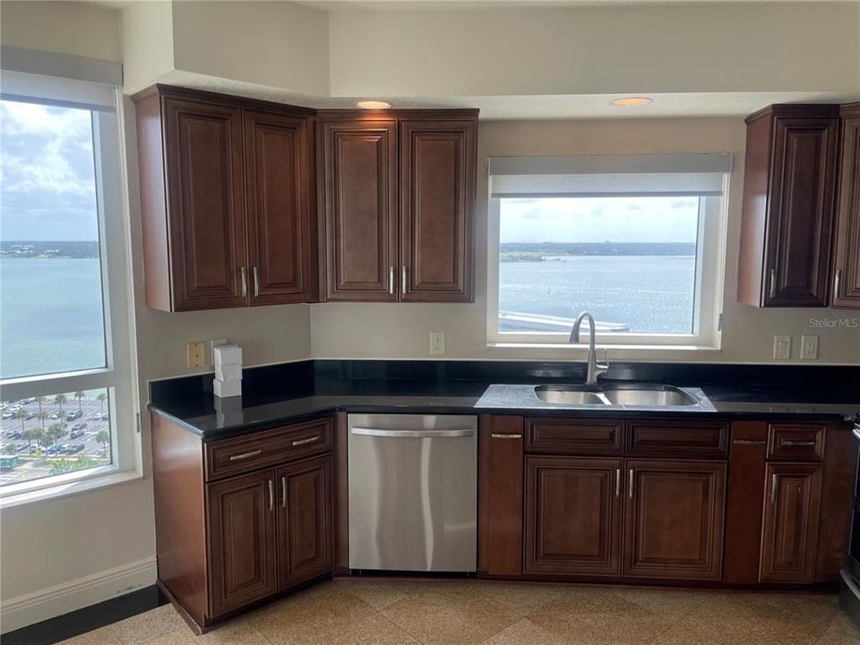 For Rent: $6,500 (3 beds, 2 baths, 1952 Square Feet)