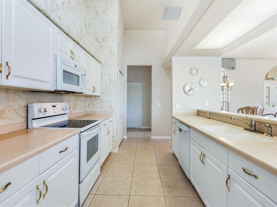 Active With Contract: $525,000 (3 beds, 2 baths, 2252 Square Feet)