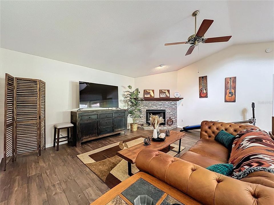 Activo con contrato: $615,000 (3 camas, 2 baños, 2296 Pies cuadrados)