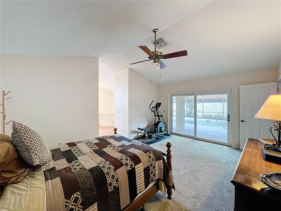 Activo con contrato: $615,000 (3 camas, 2 baños, 2296 Pies cuadrados)