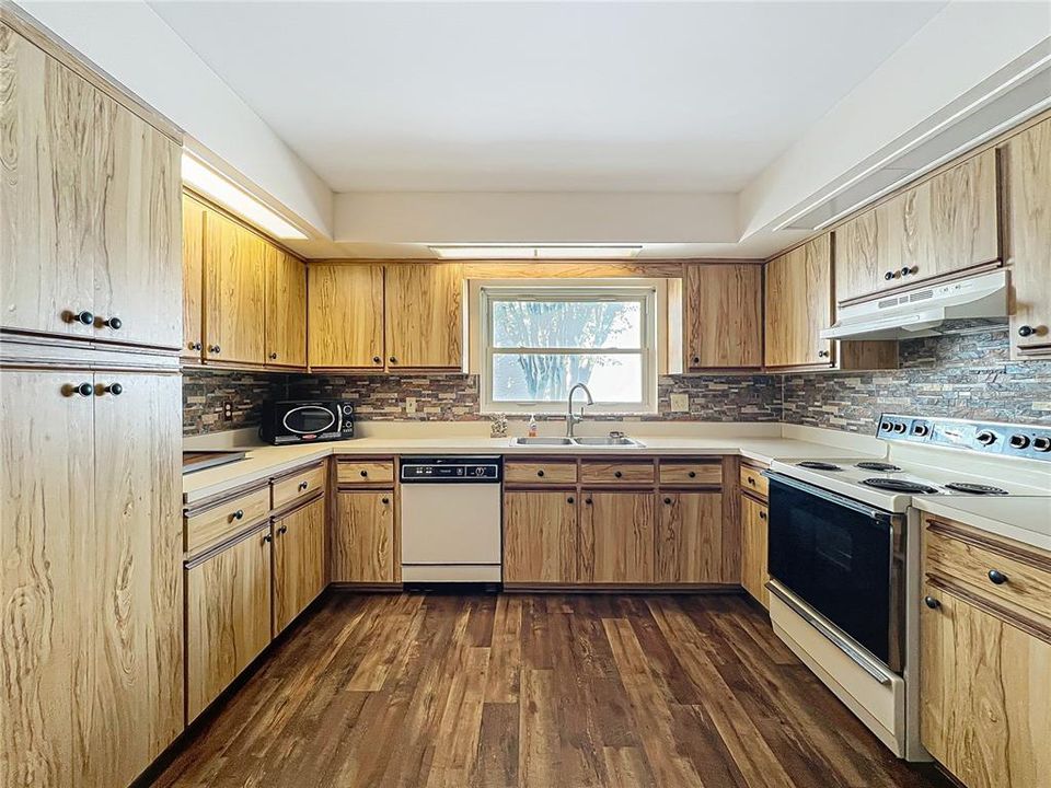 Activo con contrato: $615,000 (3 camas, 2 baños, 2296 Pies cuadrados)