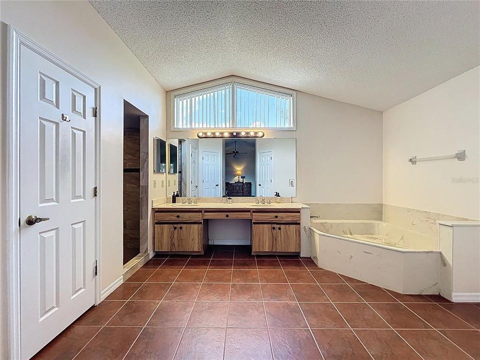 Activo con contrato: $615,000 (3 camas, 2 baños, 2296 Pies cuadrados)