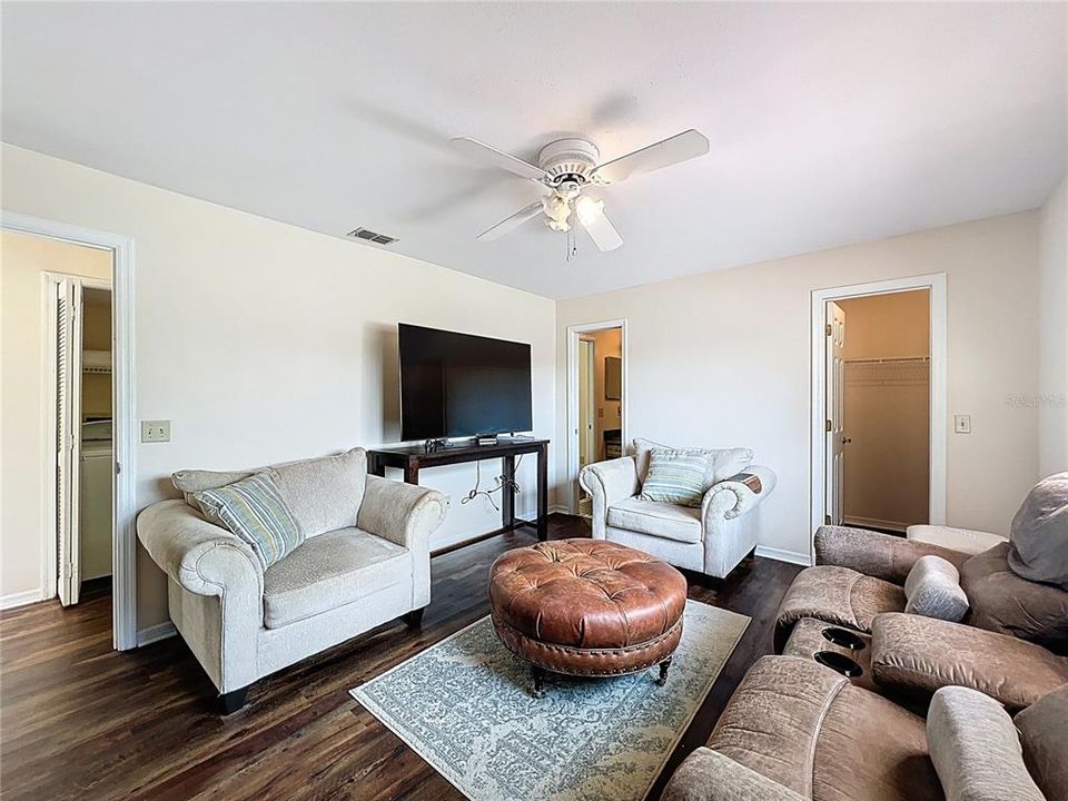 Activo con contrato: $615,000 (3 camas, 2 baños, 2296 Pies cuadrados)