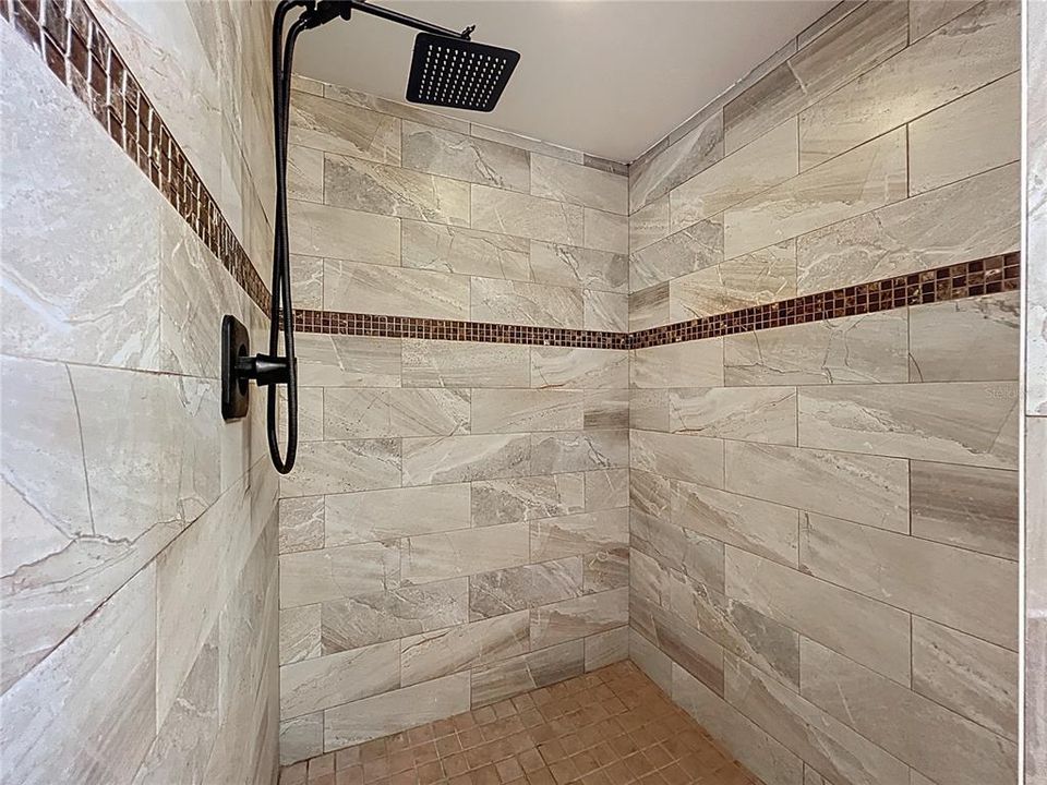 Activo con contrato: $615,000 (3 camas, 2 baños, 2296 Pies cuadrados)