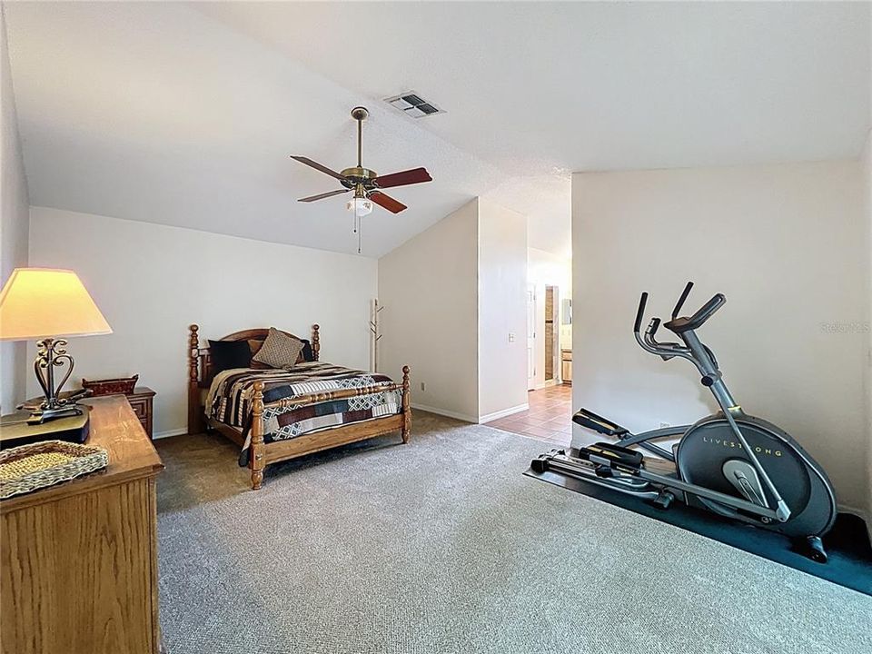 Activo con contrato: $615,000 (3 camas, 2 baños, 2296 Pies cuadrados)