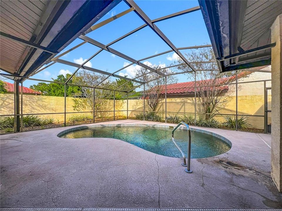 Activo con contrato: $615,000 (3 camas, 2 baños, 2296 Pies cuadrados)