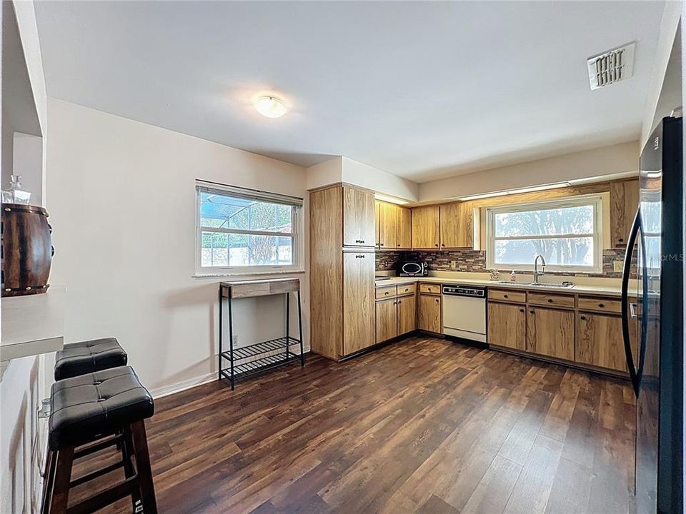 Activo con contrato: $615,000 (3 camas, 2 baños, 2296 Pies cuadrados)