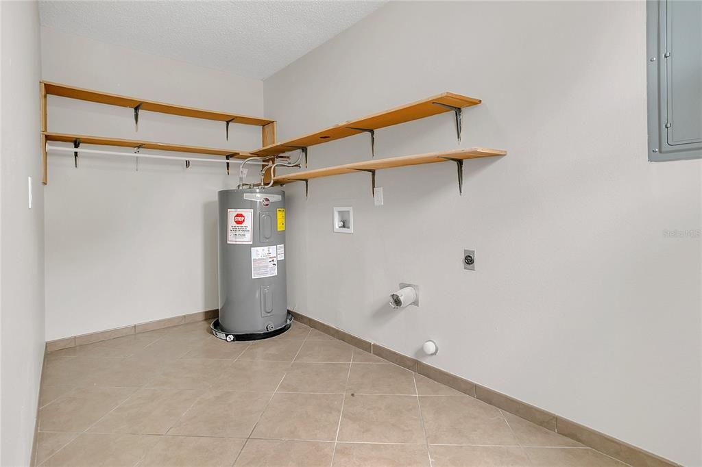 На продажу: $350,000 (4 спален, 2 ванн, 1800 Квадратных фут)