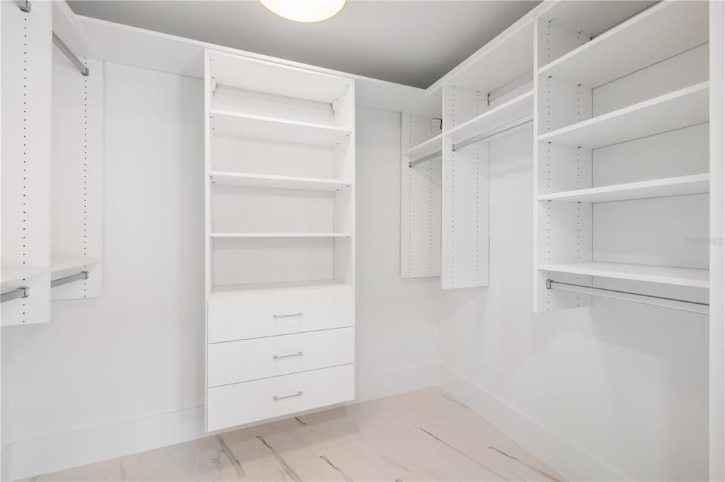 Activo con contrato: $1,990,000 (4 camas, 3 baños, 2379 Pies cuadrados)